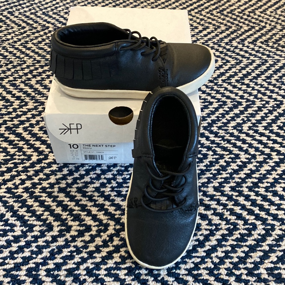 Freshly Picked Unisex, 10 toddler. Black Hard Sole. Great condition worn once.